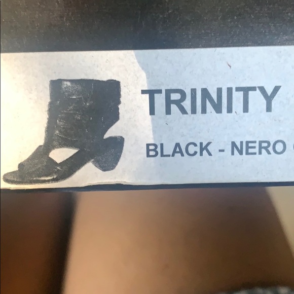 Everybody by B.Z Moda - Picture 3 of 3